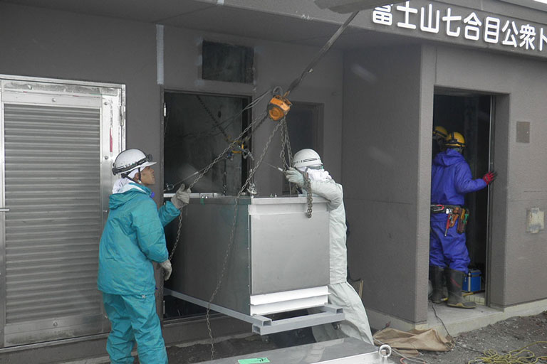 バイトトイレ本体「バイオR21」富士山のトイレに設置